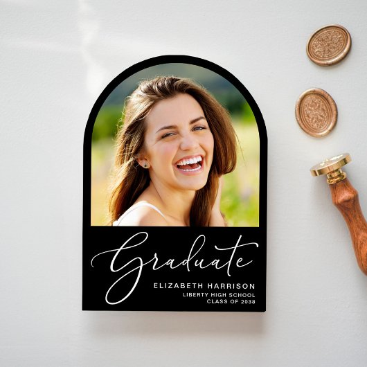 Elegante Script Arch Photo Black Graduation Party Kaart