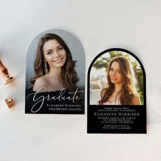 Elegante Script Arch Photo Black Graduation Party Kaart