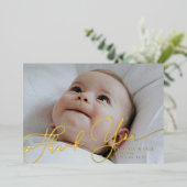 Elegante Script Bedankt Baby Aankondiging (Staand Voorkant)