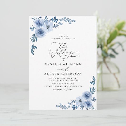 Elegante script blauwe bloemen bruiloft kaart (Staand voorkant)