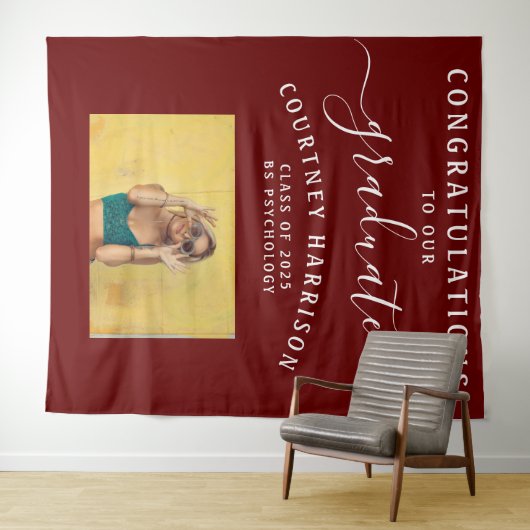 Elegante Script Calligrafie Afstudeerfoto Maroon Wandkleed (In Situ (horizontaal))