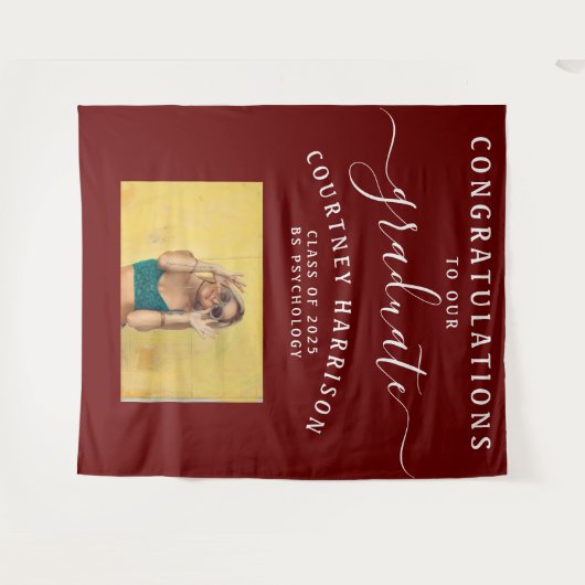 Elegante Script Calligrafie Afstudeerfoto Maroon Wandkleed (Voorkant (horizontaal))