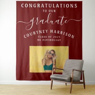 Elegante Script Calligrafie Afstudeerfoto Maroon Wandkleed