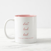 Elegante Script Calligrafie Quote Kijk Niet Om Tweekleurige Koffiemok (Links)