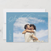 Elegante Script Denim Blauwe Gebogen Frame Foto Save The Date (Voorkant)
