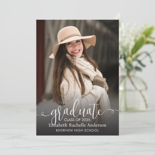 Elegante Script Foto Afstudeer Uitnodiging (Staand voorkant)