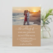 Elegante Script Foto Boho Tan Beige Bruiloft Kaart (Staand voorkant)
