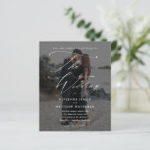 Elegante Script Foto Budget Huwelijksuitnodiging (Staand voorkant)