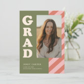 Elegante Script Foto Groen Rood Afstuderen Aankondiging (Staand voorkant)