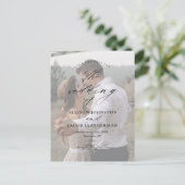 Elegante Script Foto Huwelijk Opslaan Datum Aankondigingskaart (Staand voorkant)