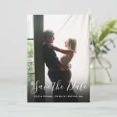 Elegante Script Foto QR Code Huwelijk Save The Date (Staand voorkant)