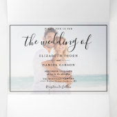 Elegante script foto trouw tri-fold uitnodiging (Binnenkant midden)