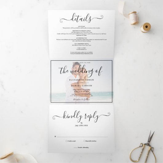 Elegante Script Foto Trouwdrie-Vouw Uitnodiging (Binnen)