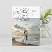 Elegante script huwelijksfoto wit bedankkaart (Staand voorkant)