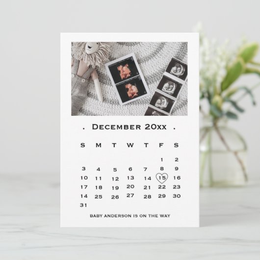 Elegante Script Kalender Zwangerschap aankondiging (Staand voorkant)