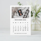 Elegante Script Kalender Zwangerschap aankondiging (Staand voorkant)