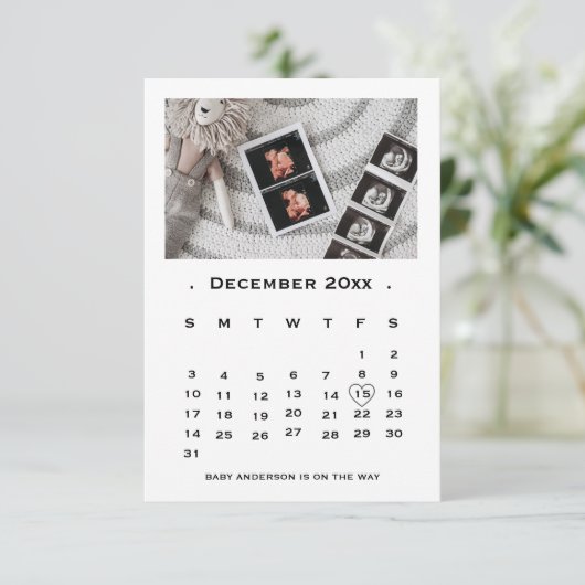 Elegante Script Kalender Zwangerschap aankondiging (Staand voorkant)