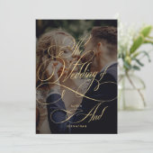 Elegante script kalligrafie foto zwart bruiloft kaart (Staand voorkant)