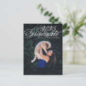 Elegante Script Klas van 2024 Foto Afstudeeruitnod Uitnodiging Briefkaart (Staand voorkant)