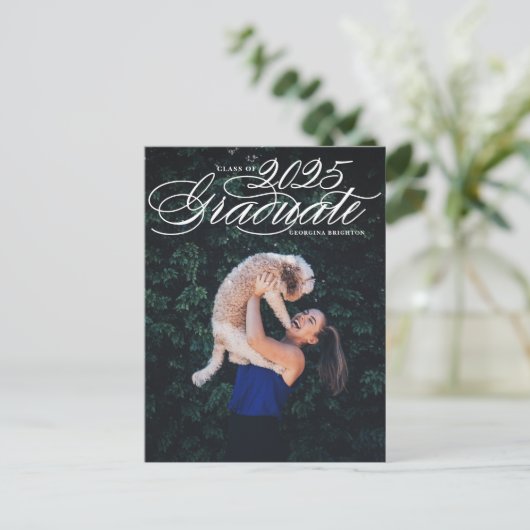 Elegante Script Klas van 2024 Foto Afstudeeruitnod Uitnodiging Briefkaart (Staand voorkant)