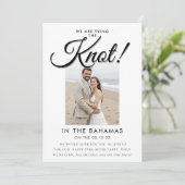 Elegante Script Knoop Foto Elopement Aankondiging (Staand voorkant)