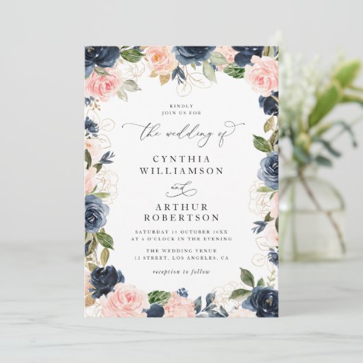 Elegante script marine en blozen bloemenbruiloft kaart (Staand voorkant)