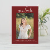 Elegante Script Maroon Graduation Party Foto Kaart (Staand voorkant)