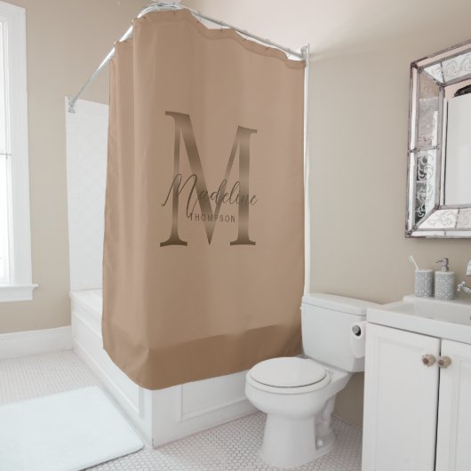 Elegante script metalen taupe gouden monogram douchegordijn (In situ)
