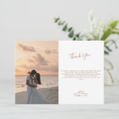 Elegante Script Mocha Monogram Huwelijksfoto Bedankkaart (Staand voorkant)