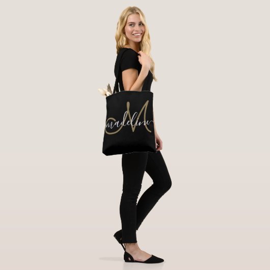 Elegante script monogram naam modern chic tote bag (Op model)