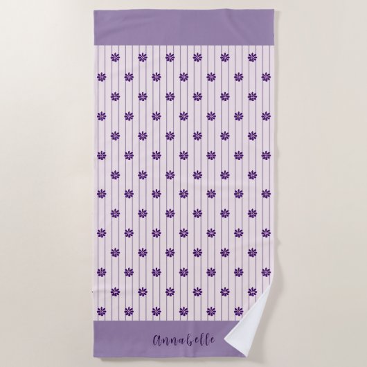 Elegante Script Naam Bloemen, Blush, Violet Gestre Strandlaken (Voorkant)