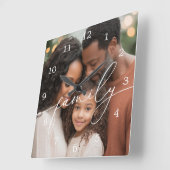 Elegante script overlay familiefoto vierkante klok (Hoek)