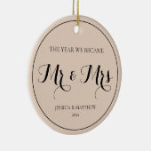 Elegante Script Pas getrouwd Eerste Kerstdag Mr en Keramisch Ornament (Rechts)