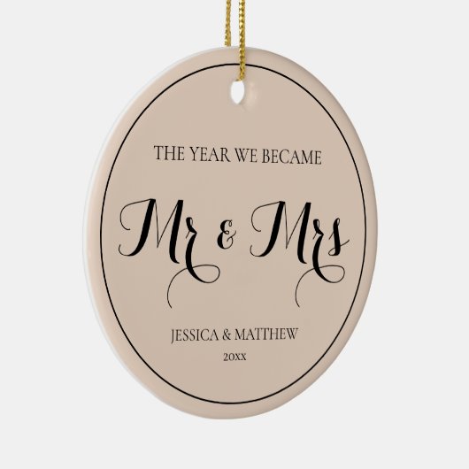 Elegante Script Pas getrouwd Eerste Kerstdag Mr en Keramisch Ornament (Rechts)