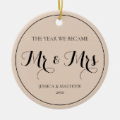 Elegante Script Pas getrouwd Eerste Kerstdag Mr en Keramisch Ornament (Voorkant)