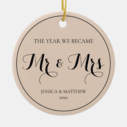Elegante Script Pas getrouwd Eerste Kerstdag Mr en Keramisch Ornament (Voorkant)