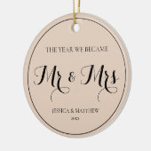 Elegante Script Pas getrouwd Eerste Kerstdag Mr en Keramisch Ornament (Links)