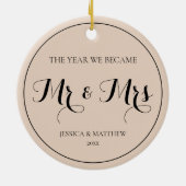 Elegante Script Pas getrouwd Eerste Kerstdag Mr en Keramisch Ornament (Achterkant)