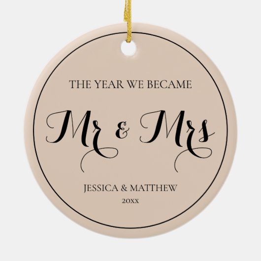 Elegante Script Pas getrouwd Eerste Kerstdag Mr en Keramisch Ornament (Achterkant)