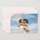 Elegante Script Peach Gebogen Frame Foto Save The Date (Voorkant)