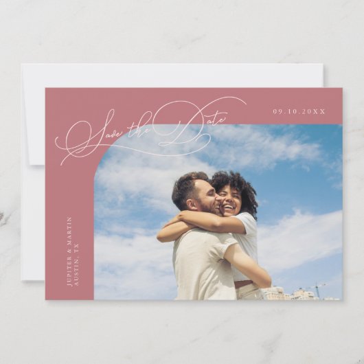 Elegante Script Roze Gebogen Frame Foto Save The Date (Voorkant)