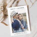 Elegante Script Save the Date-foto Save The Date<br><div class="desc">Moderne en elegante handgeschreven portret verticale foto save the date trouwkaart. De save the date uitnodigingskaart bevat een chic en stijlvol lettertype met een eenvoudig en minimalistisch ontwerp op een witte achtergrond waar u uw aangepaste verlovingsfoto aan toe kunt voegen.</div>