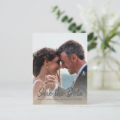Elegante Script Save the Date Verlovingsfoto Aankondigingskaart (Staand voorkant)