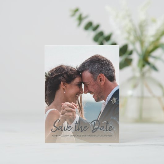 Elegante Script Save the Date Verlovingsfoto Aankondigingskaart (Staand voorkant)