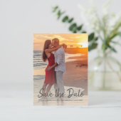 Elegante Script Save the Date Verlovingsfoto Aankondigingskaart (Staand voorkant)