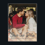 Elegante Script Save the Date Verlovingsfoto Aankondigingskaart<br><div class="desc">Deze chic save the date foto ansichtkaart heeft een elegante script en moderne typografie. U kunt deze save the date kaart gemakkelijk aanpassen met uw aankomende trouwdetails en uw verlovingsfoto. De foto vervaagt naar een warme ivoorkleur. Als u hulp nodig heeft of bijpassende items, neem dan contact met ons op...</div>