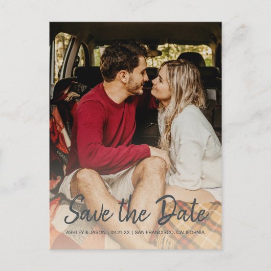 Elegante Script Save the Date Verlovingsfoto Aankondigingskaart (Voorkant)