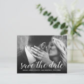 Elegante Script Save the Date Verlovingsfoto Aankondigingskaart (Staand voorkant)