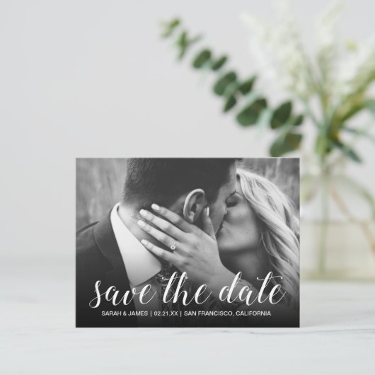 Elegante Script Save the Date Verlovingsfoto Aankondigingskaart (Staand voorkant)