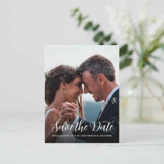 Elegante Script Save the Date Verlovingsfoto Aankondigingskaart (Staand voorkant)
